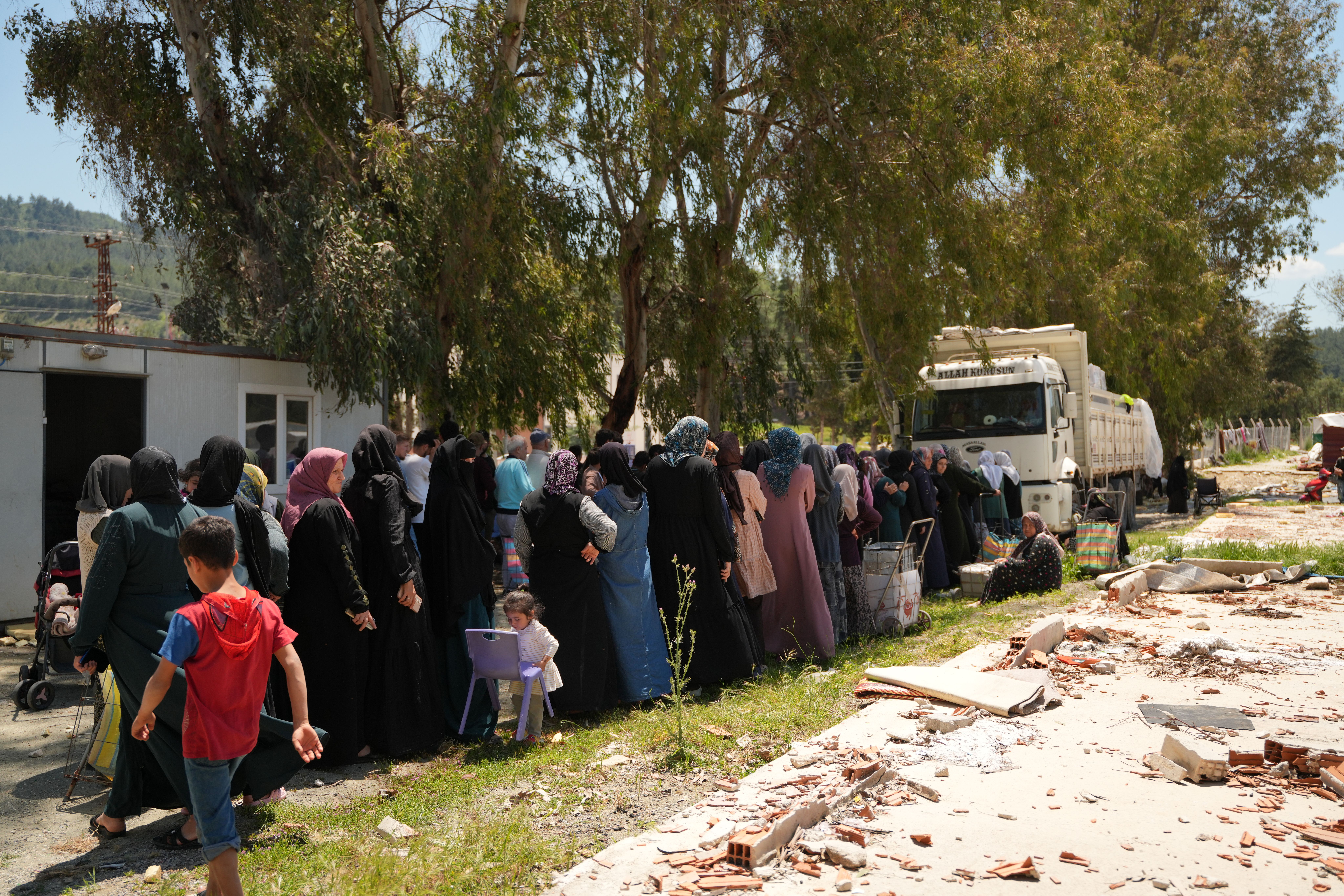 Khalsa Aid distributing food and hygiene aid in Türkiye