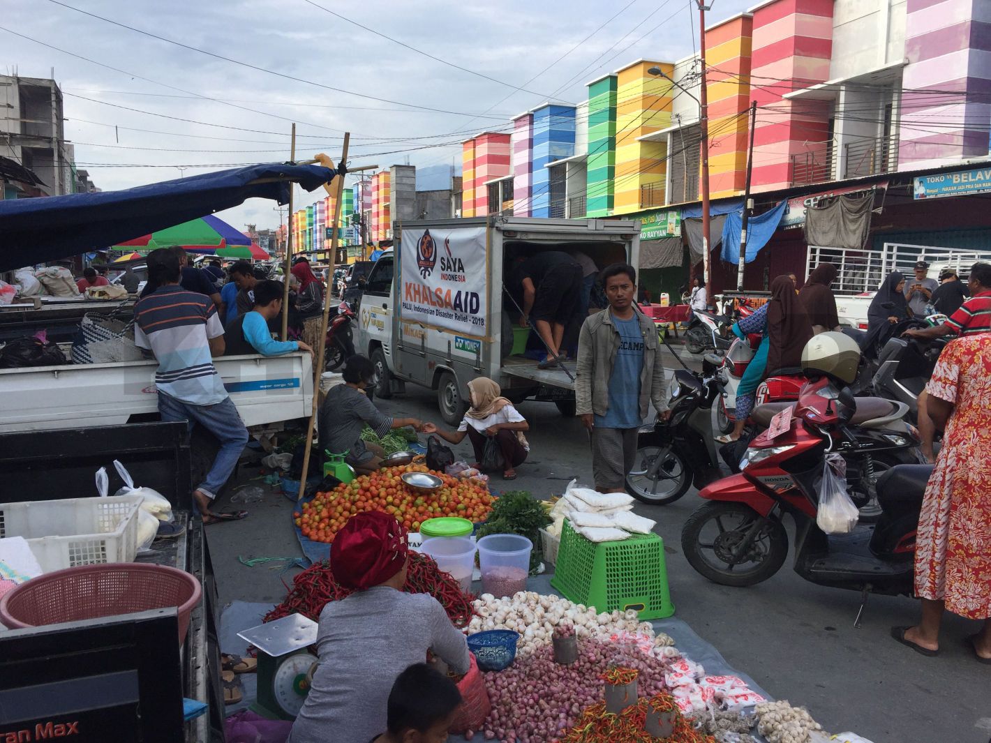 6am at the market in Palu, buying fresh ingredients for Langar.