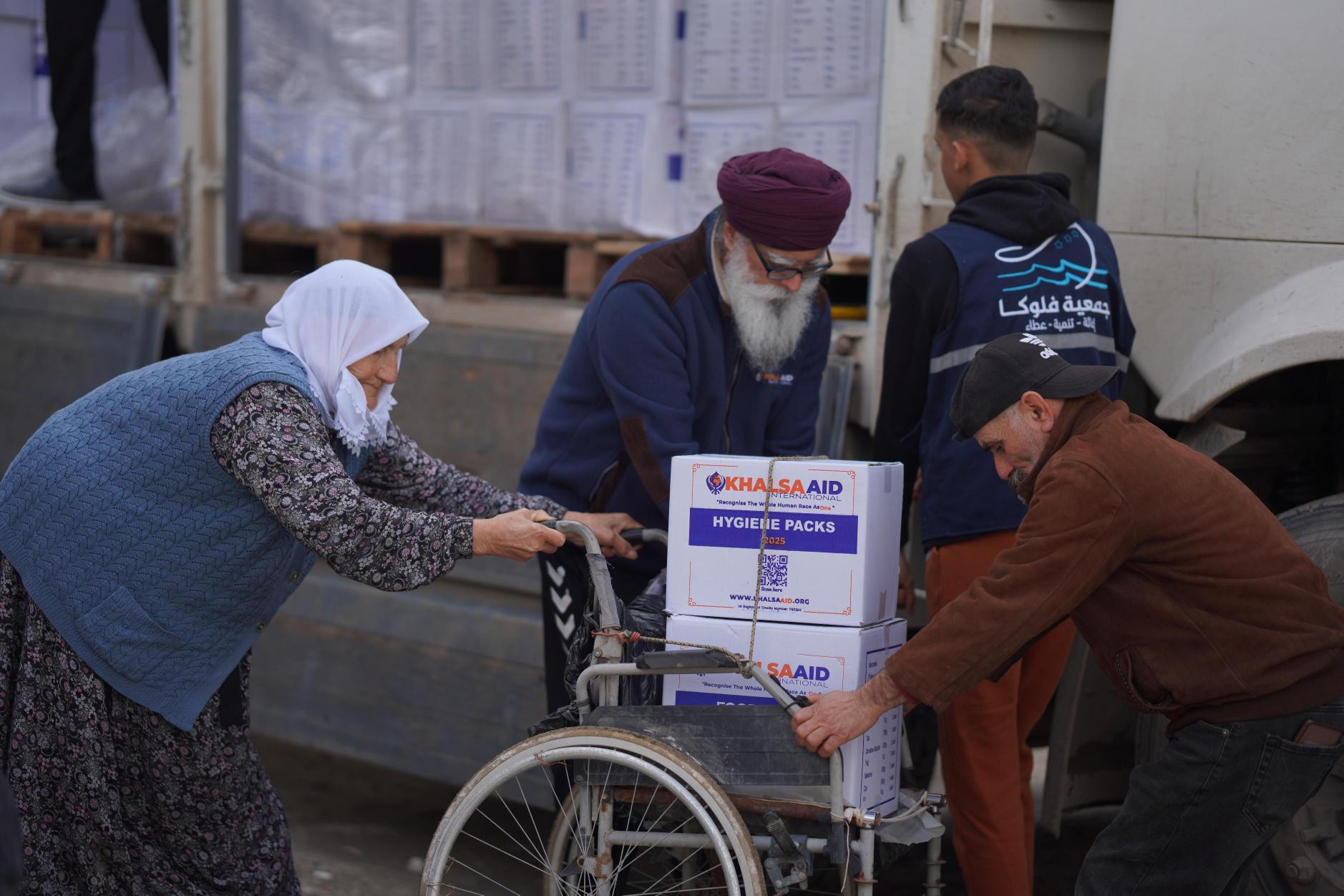 Ravi Singh delivering aid in Turkey at Syrian refugee camps