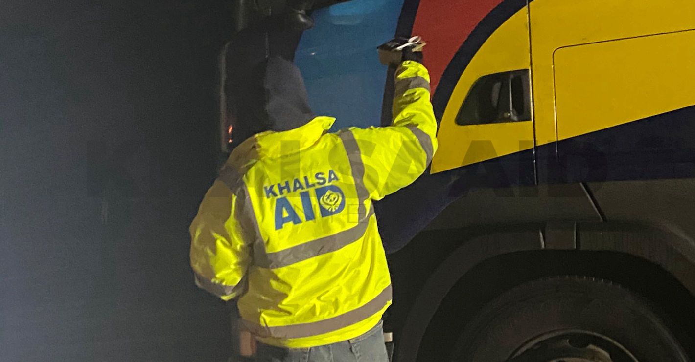 KA volunteer handing food to a lorry driver. 