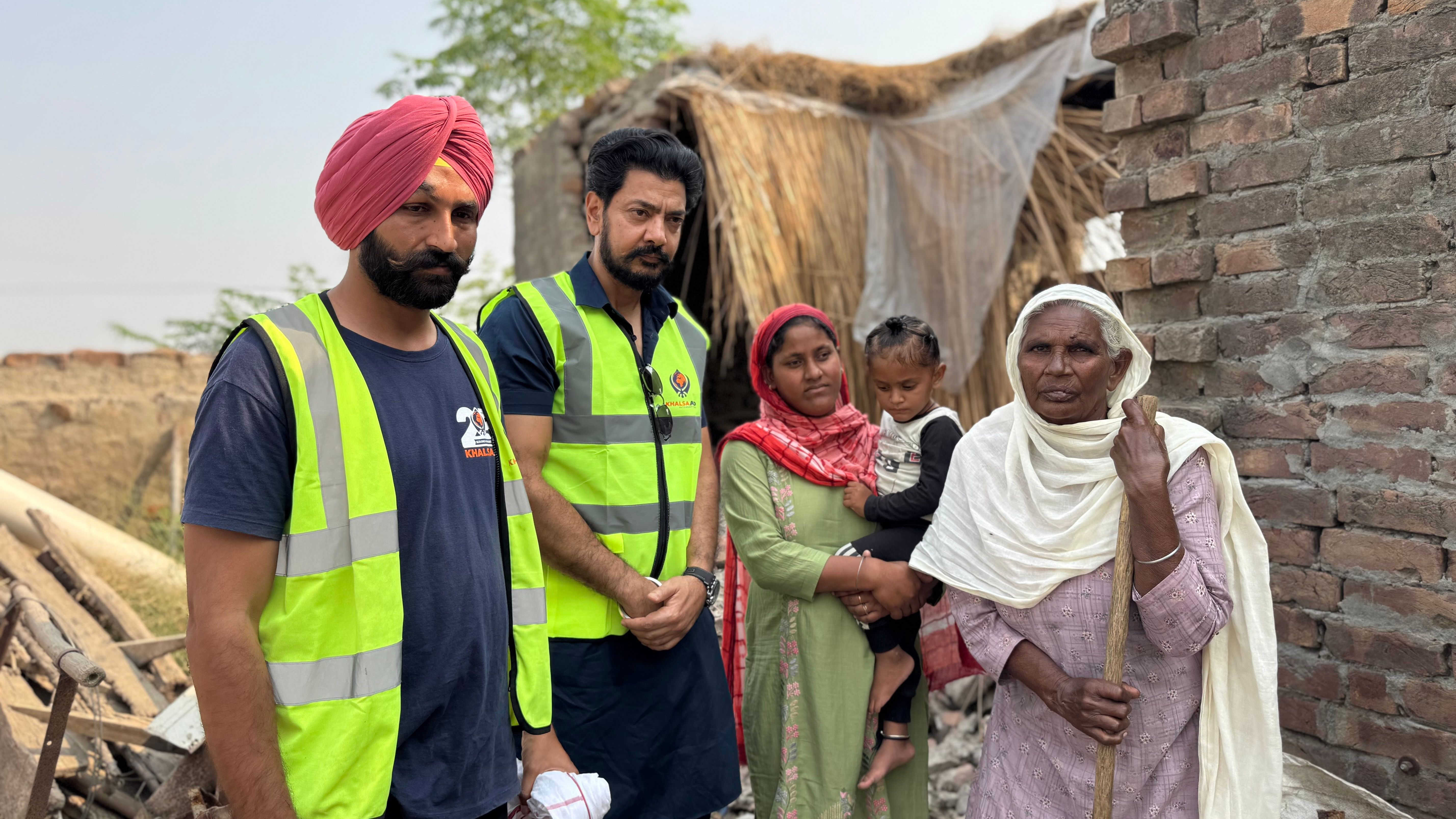 Panjab Flood Relief: Panjabi Actor Kuljinder Sidhu Visits Ferozepur Villages with Khalsa Aid Team