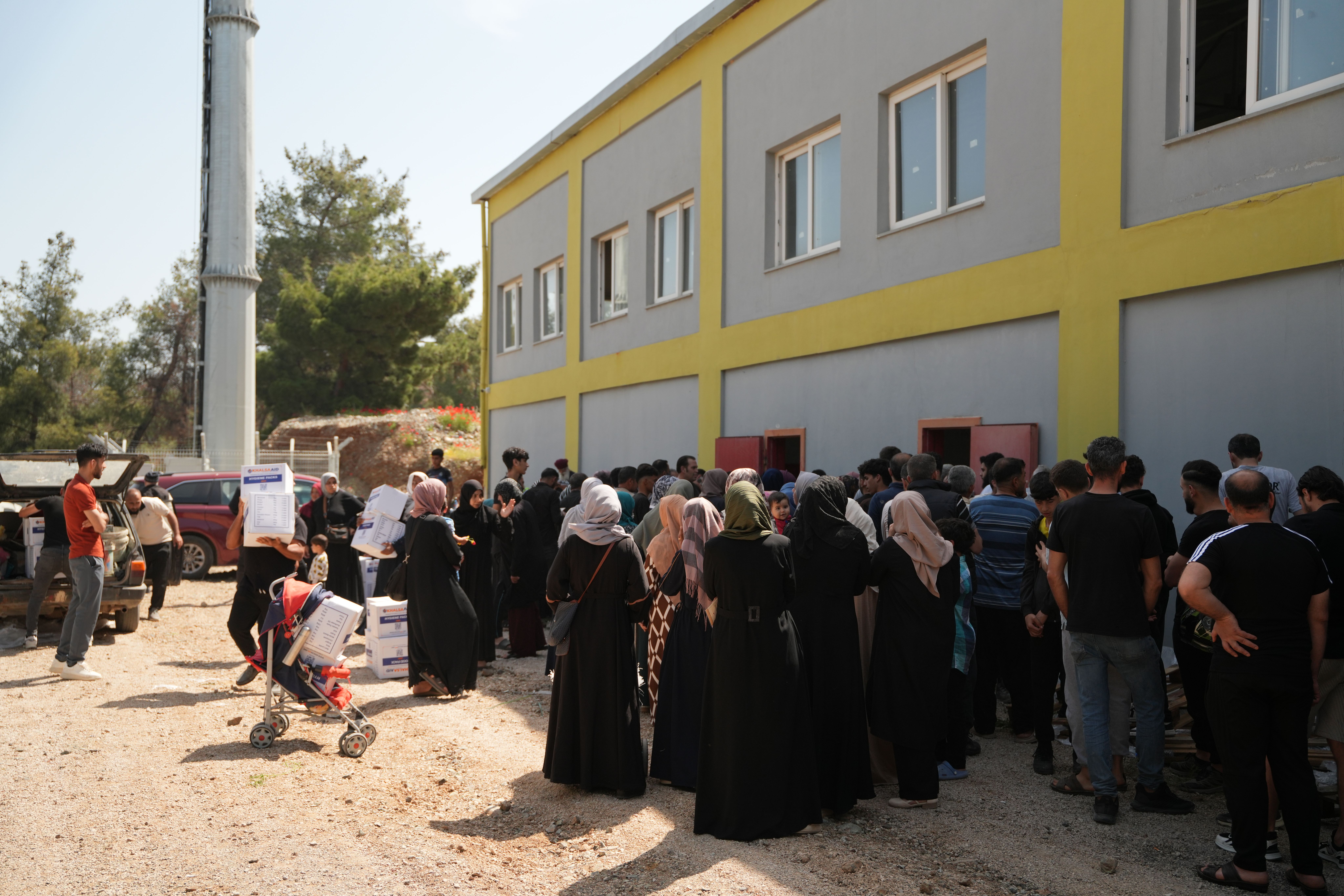 Khalsa Aid distributing food and hygiene aid in Türkiye